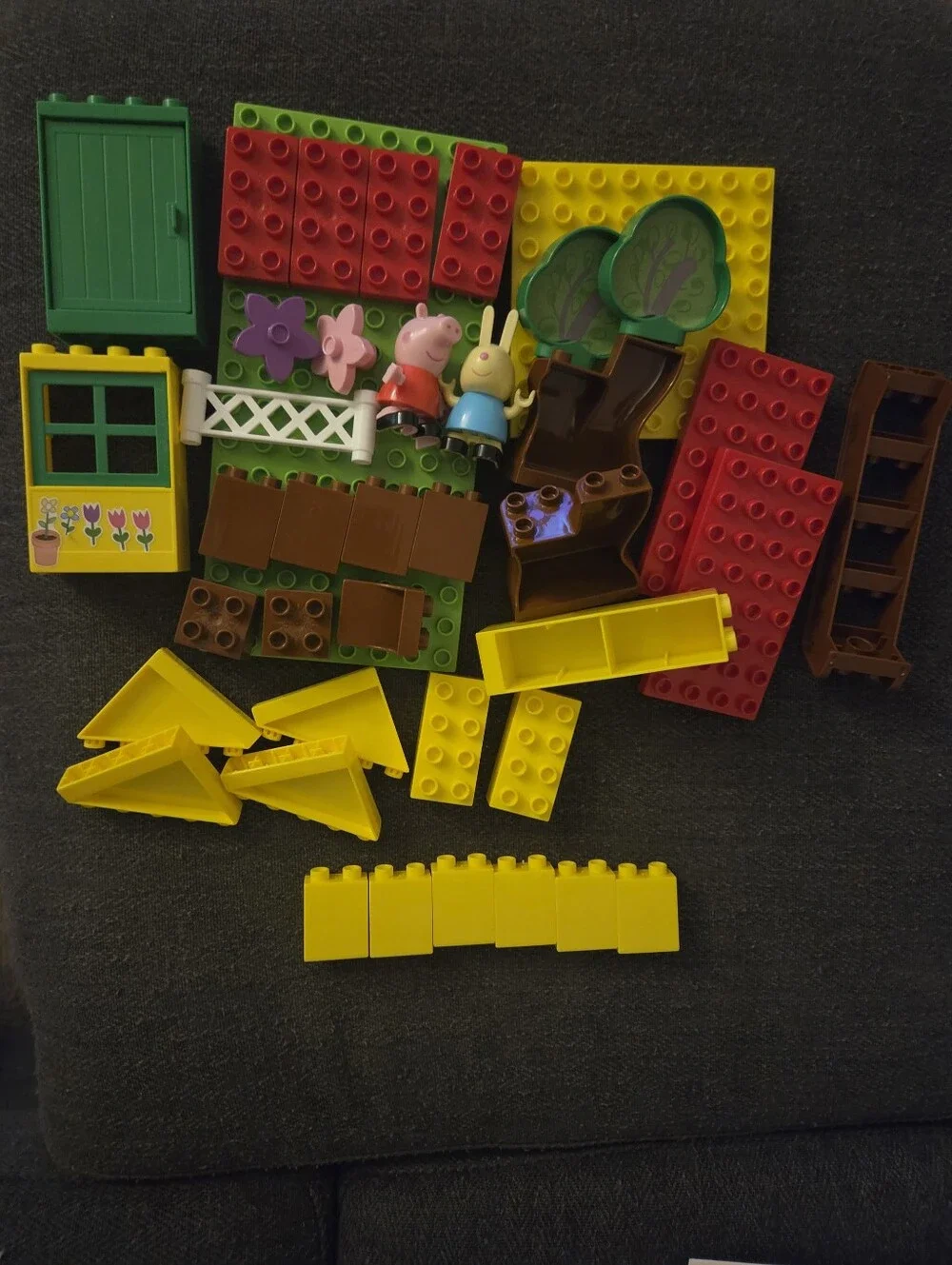Peppa Pig Buildable Treehouse. Complete. Broken Box